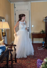 Load image into Gallery viewer, aire barcelona &#39;Nore 4C1A8&#39; wedding dress size-04 PREOWNED
