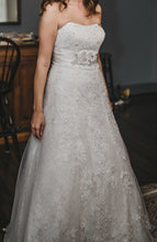 Load image into Gallery viewer, Jewel &#39;WG3755&#39; wedding dress size-12 PREOWNED

