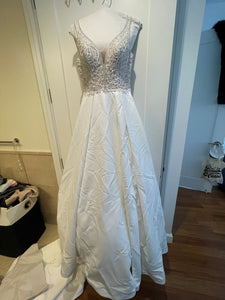 Essense of Australia 'D2627' wedding dress size-06 NEW