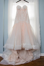 Load image into Gallery viewer, Essense of Australia &#39;N/A&#39; wedding dress size-12 PREOWNED
