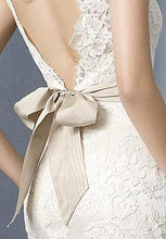 Load image into Gallery viewer, Jim Hjelm &#39;8904&#39; size 14 used wedding dress back view on model
