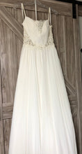Load image into Gallery viewer, Sincerity &#39;3991&#39; wedding dress size-06 PREOWNED

