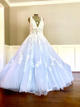 Load image into Gallery viewer, Nicole Spose &#39;NIAB18105&#39; size 18 new wedding dress front view on mannequin
