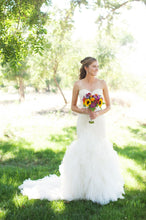 Load image into Gallery viewer, Essense of Australia &#39;D1463CC/LU&#39; wedding dress size-04 PREOWNED
