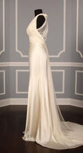 Load image into Gallery viewer, Vera Wang &#39;2G144&#39; size 4 used wedding dress side view on mannequin
