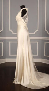 Vera Wang '2G144' size 4 used wedding dress side view on mannequin