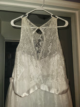 Load image into Gallery viewer, Sydneys closet  &#39;Na&#39; wedding dress size-18 PREOWNED
