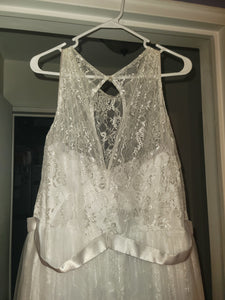 Sydneys closet  'Na' wedding dress size-18 PREOWNED