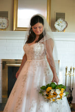 Load image into Gallery viewer, Justin Alexander &#39;Ivory Lace&#39; size 16 used wedding dress side view on bride
