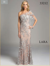 Load image into Gallery viewer, Custom &#39;Lara&#39; size 16 used wedding dress front view on model
