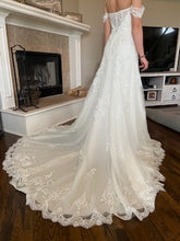 Load image into Gallery viewer, Essense of Australia &#39;AV0041&#39; wedding dress size-08 NEW
