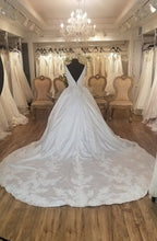 Load image into Gallery viewer, Casablanca &#39;2372&#39; wedding dress size-22W NEW
