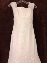 Load image into Gallery viewer, Aire Barcelona &#39;Timeless Lace&#39; size 6 new wedding dress front view close up
