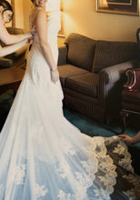 Load image into Gallery viewer, Essence Of Australia &#39;D1910CR&#39; size 6 used wedding dress side view on bride

