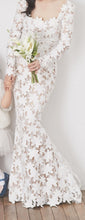 Load image into Gallery viewer, Oscar de la Renta &#39;Long-sleeve floral-lace gown&#39; wedding dress size-04 PREOWNED
