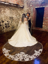 Load image into Gallery viewer, Anne Barge &#39;Emory&#39; wedding dress size-06 PREOWNED
