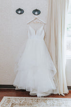 Load image into Gallery viewer, Stella York &#39;6988&#39; wedding dress size-12 PREOWNED
