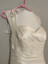 Load image into Gallery viewer, La Soie Bridal &#39;11611&#39; size 6 new wedding dress front view close up
