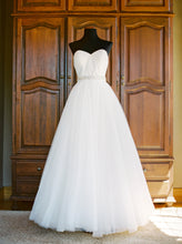 Load image into Gallery viewer, Watters &#39;Ahsan&#39; size 2 used wedding dress front view on mannequin

