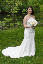 Load image into Gallery viewer, Vera Wang White &#39;351346&#39; size 8 used wedding dress front view on bride
