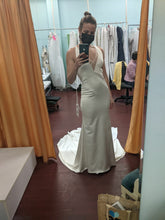 Load image into Gallery viewer, Calla Blanche &#39;Le Pearle Finger &#39; wedding dress size-06 PREOWNED
