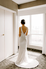 Load image into Gallery viewer, Amy Kuschel &#39;Melrose&#39; wedding dress size-02 PREOWNED
