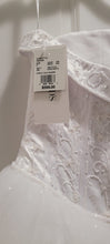 Load image into Gallery viewer, David&#39;s Bridal &#39;T8017&#39; wedding dress size-02 NEW

