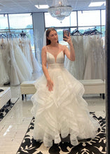 Load image into Gallery viewer, Allure Bridals &#39;3319&#39; wedding dress size-02 NEW
