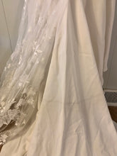 Load image into Gallery viewer, Anais Anette &#39;Brie&#39; wedding dress size-06 PREOWNED
