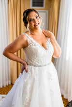 Load image into Gallery viewer, Maggie Sottero &#39;Sybil &#39; wedding dress size-16 PREOWNED
