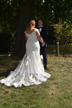 Load image into Gallery viewer, Allure &#39;3375L&#39; wedding dress size-16 PREOWNED
