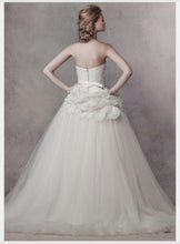 Load image into Gallery viewer, Vera Wang White &#39;351112&#39; size 4 used wedding dress back view on model
