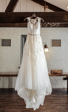 Load image into Gallery viewer, Essense of Australia &#39;D2347&#39; wedding dress size-00 PREOWNED
