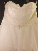 Load image into Gallery viewer, David&#39;s Bridal &#39;9WG3830&#39; wedding dress size-16W NEW

