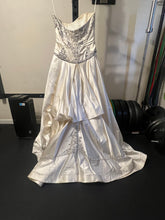Load image into Gallery viewer, Reem Acra &#39;9932&#39; wedding dress size-08 PREOWNED

