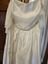 Load image into Gallery viewer, David&#39;s Bridal &#39;db/studio&#39; wedding dress size-22 NEW
