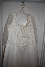 Load image into Gallery viewer, Sammi Couture &#39;8018&#39; wedding dress size-20 NEW
