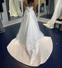 Load image into Gallery viewer, Private Collection &#39;LB2930&#39; wedding dress size-08 SAMPLE
