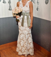 Load image into Gallery viewer, Custom Made &#39;Not available&#39; wedding dress size-02 PREOWNED
