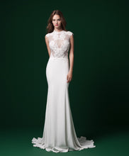 Load image into Gallery viewer, Daalarna &#39;PRD 232&#39; size 6 sample wedding dress front view on model

