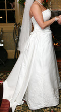 Load image into Gallery viewer, Demetrios &#39;RN 98249&#39; size 10 used wedding dress side view on bride
