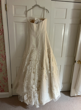 Load image into Gallery viewer, Vera Wang &#39;Bouqet&#39; wedding dress size-08 NEW
