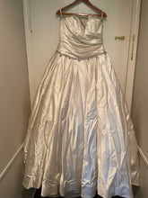 Load image into Gallery viewer, Pnina Tornai &#39;327275570&#39; wedding dress size-12 PREOWNED
