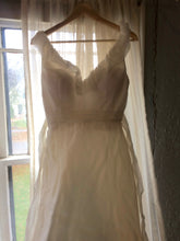 Load image into Gallery viewer, Ivy &amp; Aster &#39;Anemone&#39; wedding dress size-06 PREOWNED
