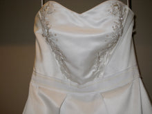 Load image into Gallery viewer, Carolina Herrera &#39;Custom&#39; size 10 used wedding dress front view close up

