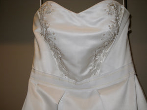Carolina Herrera 'Custom' size 10 used wedding dress front view close up