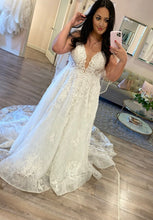 Load image into Gallery viewer, Calle Blanche &#39;120107 Cleo &#39; wedding dress size-18 PREOWNED
