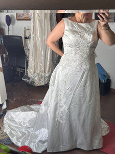 Bonny '618' wedding dress size-14 PREOWNED