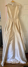 Load image into Gallery viewer, Private New York Designer &#39;8080&#39; wedding dress size-08 PREOWNED

