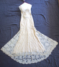 Load image into Gallery viewer, Monique Lhuillier &#39;Scarlet&#39; Chantilly Lace V-Neck
